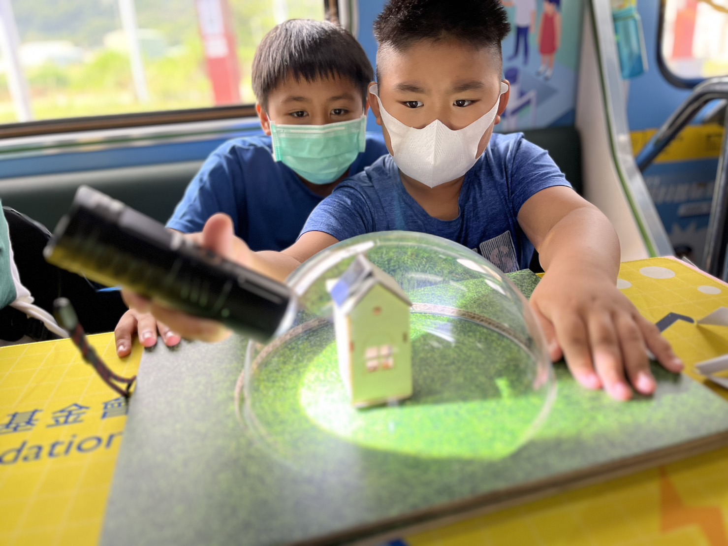 welcome海洋之神參與基礎科學主題車廂，以STEAM教學精神，設計「逐日科學家」、「太陽能工程師」以及「淨零建築師」三大能源科普課程和實驗